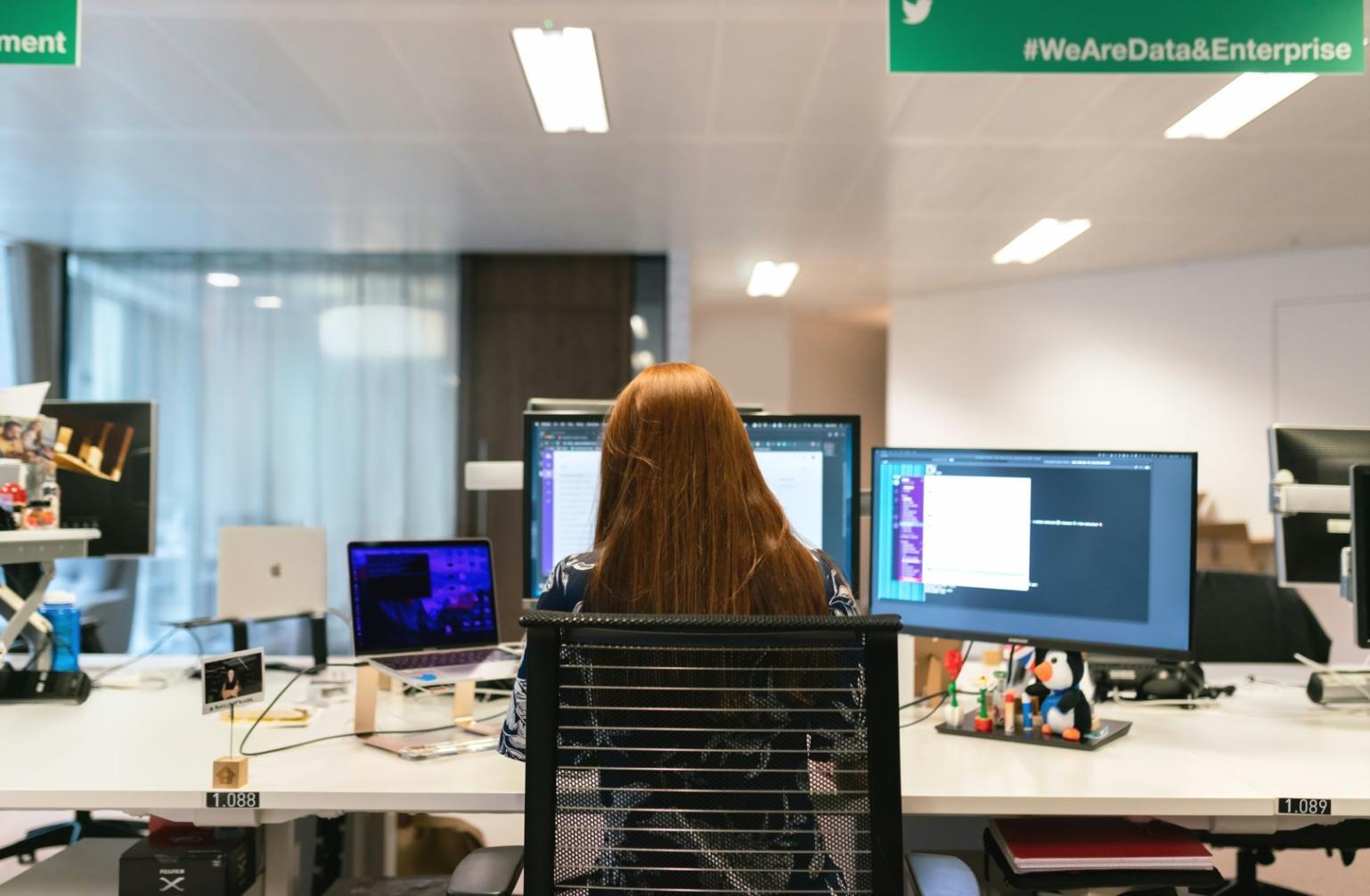 Team di lavoro che collabora su progetti di web design utilizzando strumenti digitali