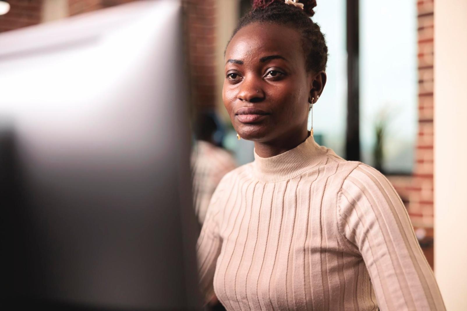 Processo di sviluppo web con codice e design in ambiente professionale
