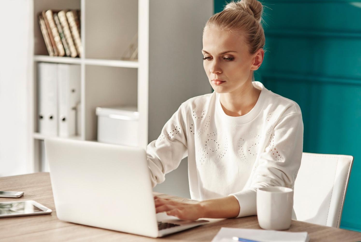 Designer che lavora su interfacce web moderne con strumenti professionali